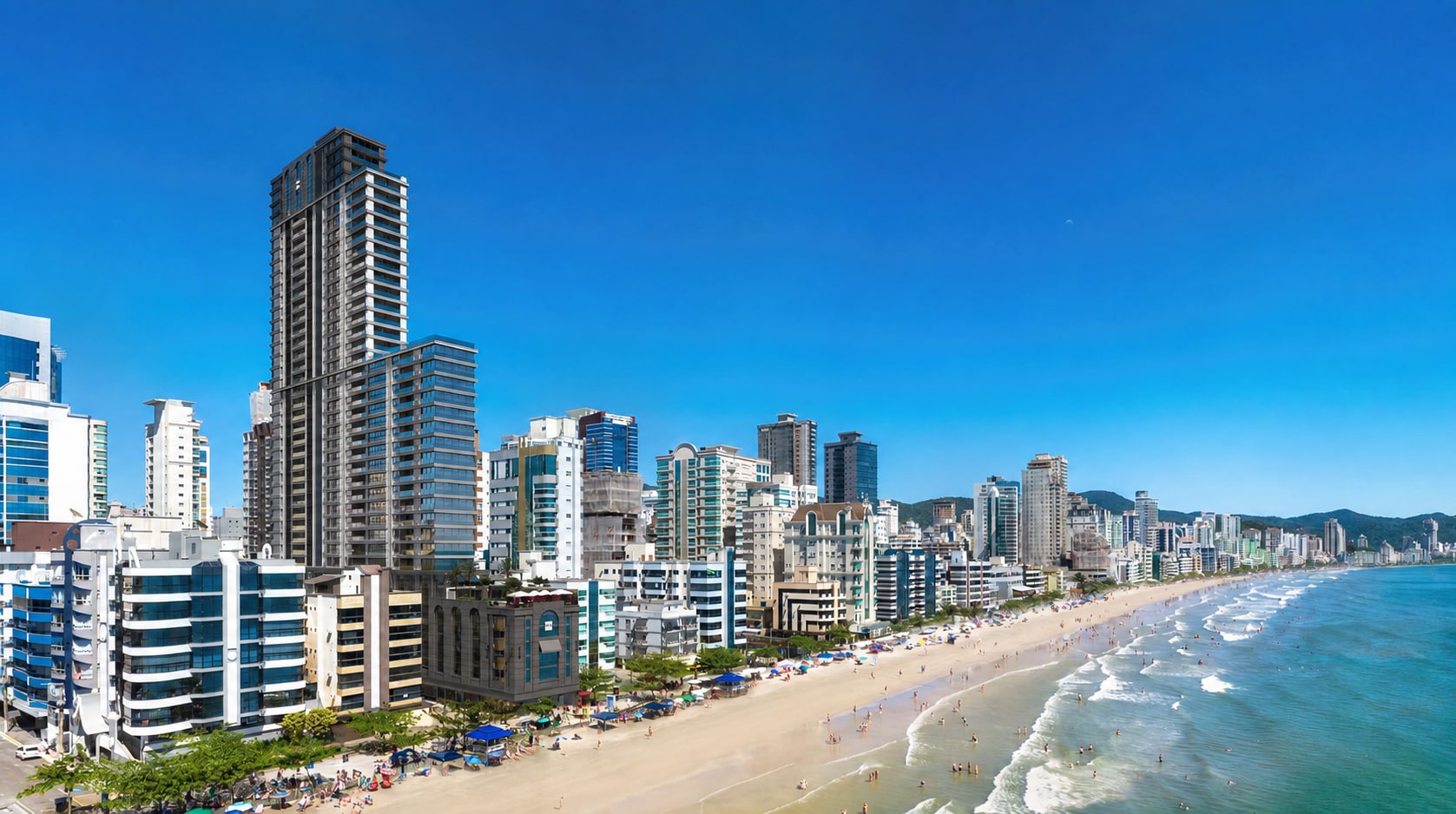 Vista aérea do Latitude Residences na orla da Meia Praia, Itapema
